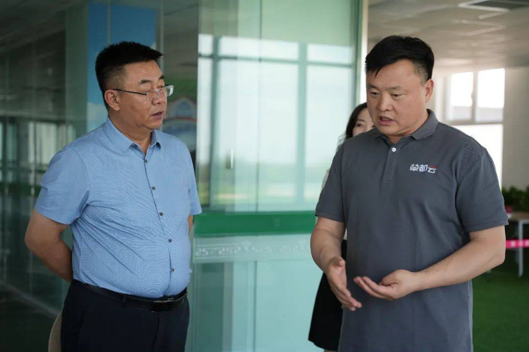李国才董事长根据鄂尔多斯市的草畜产业情况,提出了要结合品种改良,放