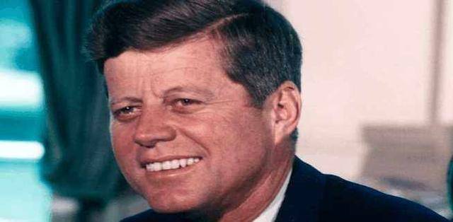 美国总统肯尼迪遇刺后发生了什么,为啥副总统约翰逊在飞机上宣誓_图片