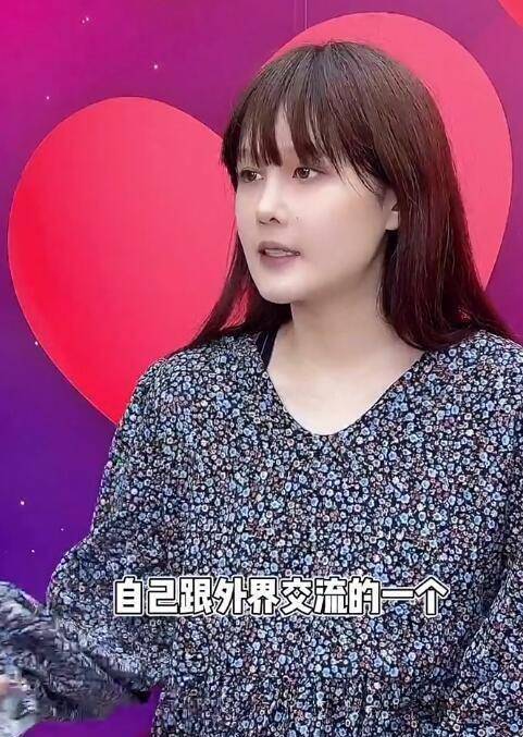 赵本山女儿全素颜出镜,有气无力憔悴没精神,穿着宽松被疑怀孕_球球