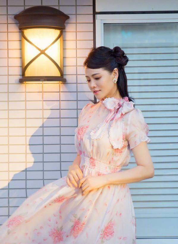 伊能静也这么潮流,成熟韵味容颜焕发,完全不像51岁的年龄