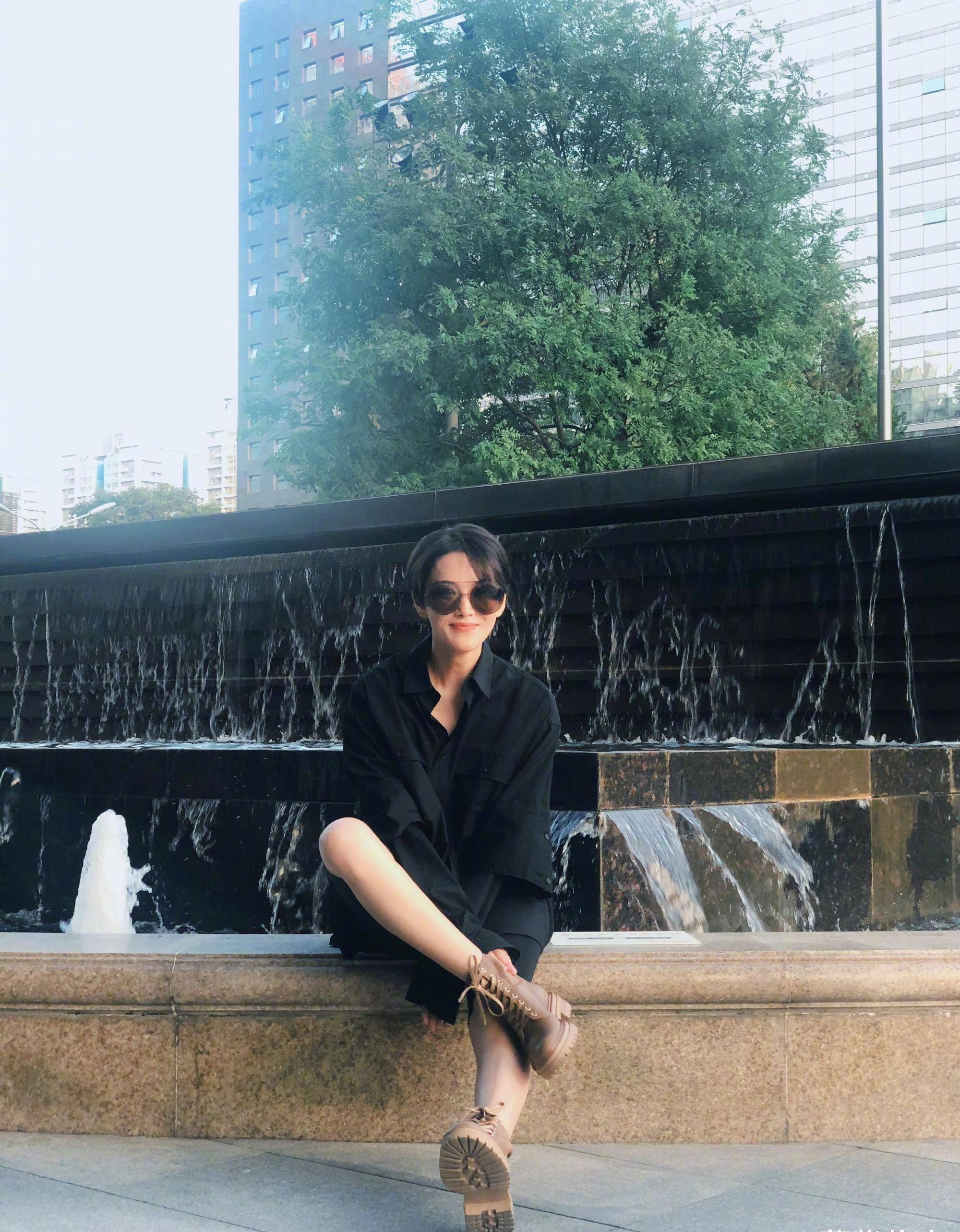 张馨予的穿搭又"火"了,一半衬衫,一半西装,堪称霸道女总裁