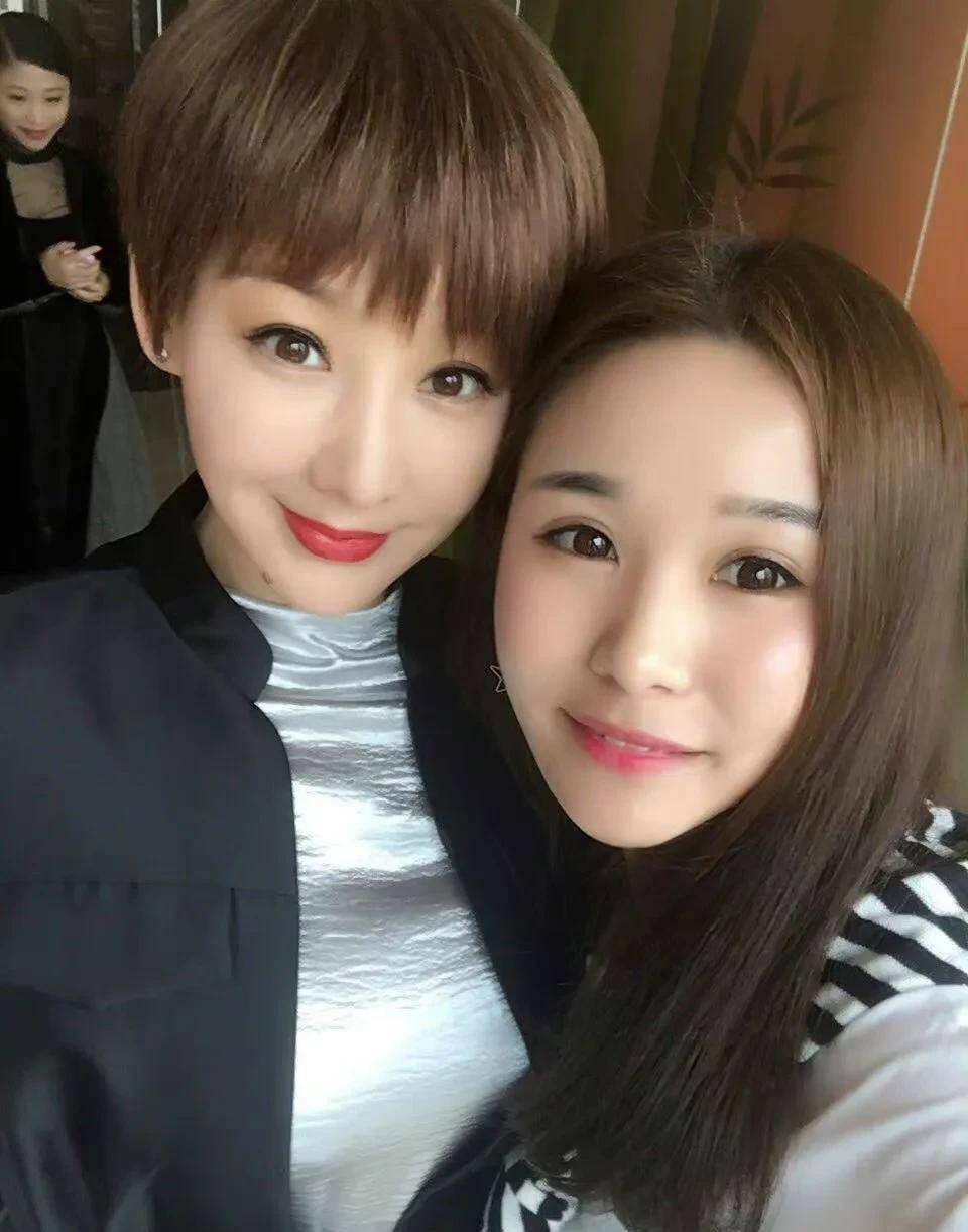 孙楠真丢了宝了, 前妻买红妹年过半百甜美依旧,穿荧光紫袜都不俗_黑色