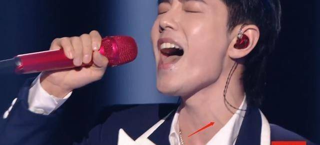 肖战沸腾之夜全开麦唱错词,音响太渣全靠吼,神速登上全球热搜