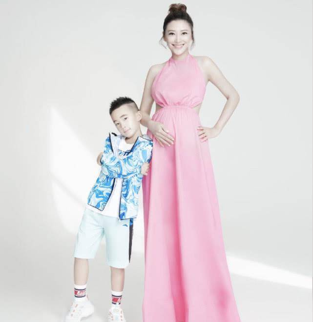 应采儿挺孕肚拍写真,与儿子jasper同框温馨十足_陈小春_外界_爸爸