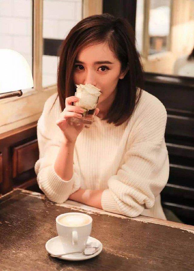 从街头小太妹变成现在的时尚精致大女人,杨幂觉得衣品的提升需要细节