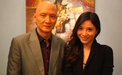 61岁杜玉明和年轻女子同回酒店,女方在无人处亲密挽臂,不似发妻_长发