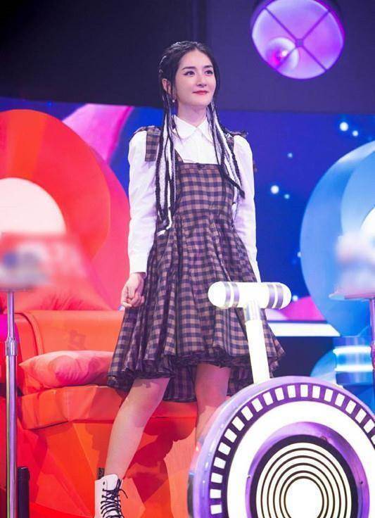 谢娜做了个编发,穿格子吊带裙少女感很强,哪像已经当妈的人!