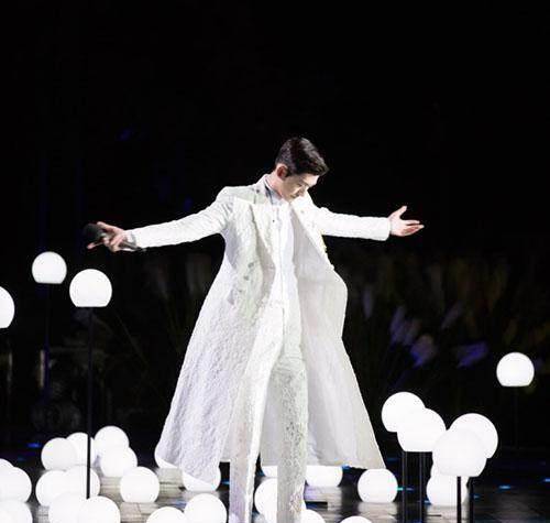 张翰变的认不出?一身白衣化身白马王子!_灯光_演技_白色