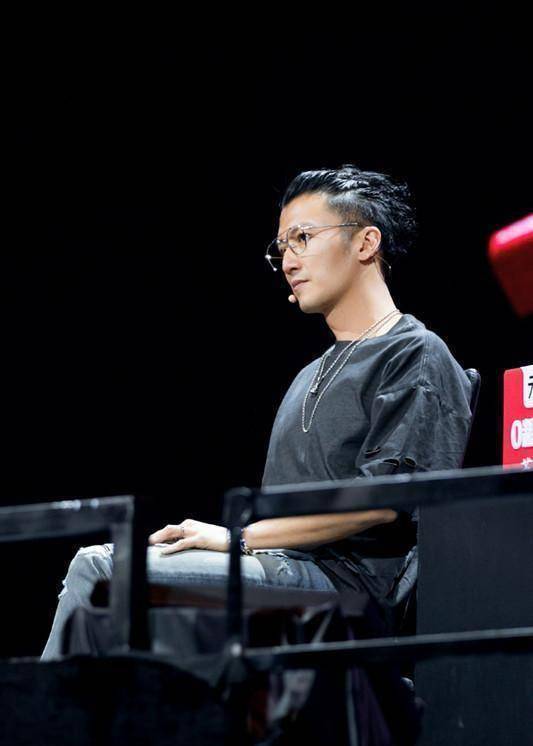 谢霆锋将头发扎起,戴上一副金属框眼镜,这才是痞帅的男生!