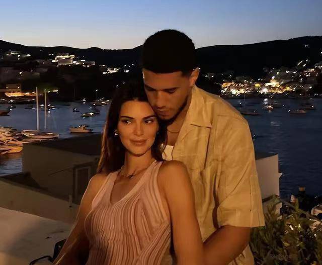 詹娜与富二代男闺蜜约会,秀完身材秀恩爱,男友布克惨遭无视!