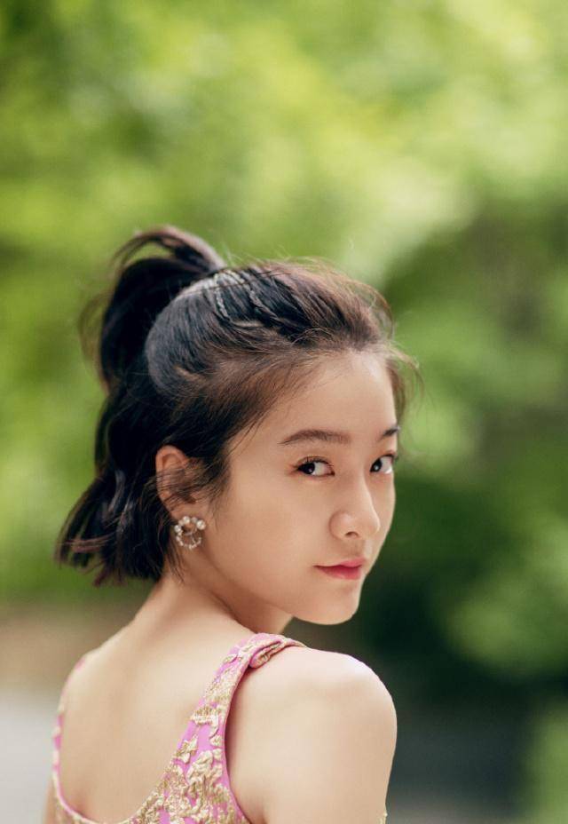 正值爱玩的年纪,张雪迎还在活动现场和男演员李治廷玩起了反串公主抱.