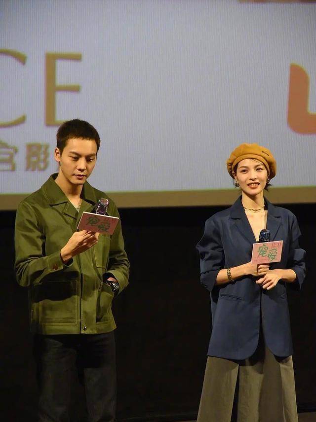《宠爱》陈伟霆钟楚曦台上蹲下合照,钟楚曦在裙子里穿秋裤暴露了_宣传