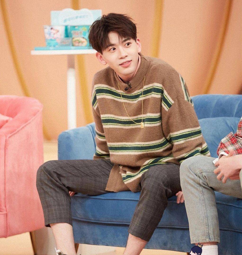 此前曾多次同行,曝其需靠对方安排工作_话题_henry_王嘉尔