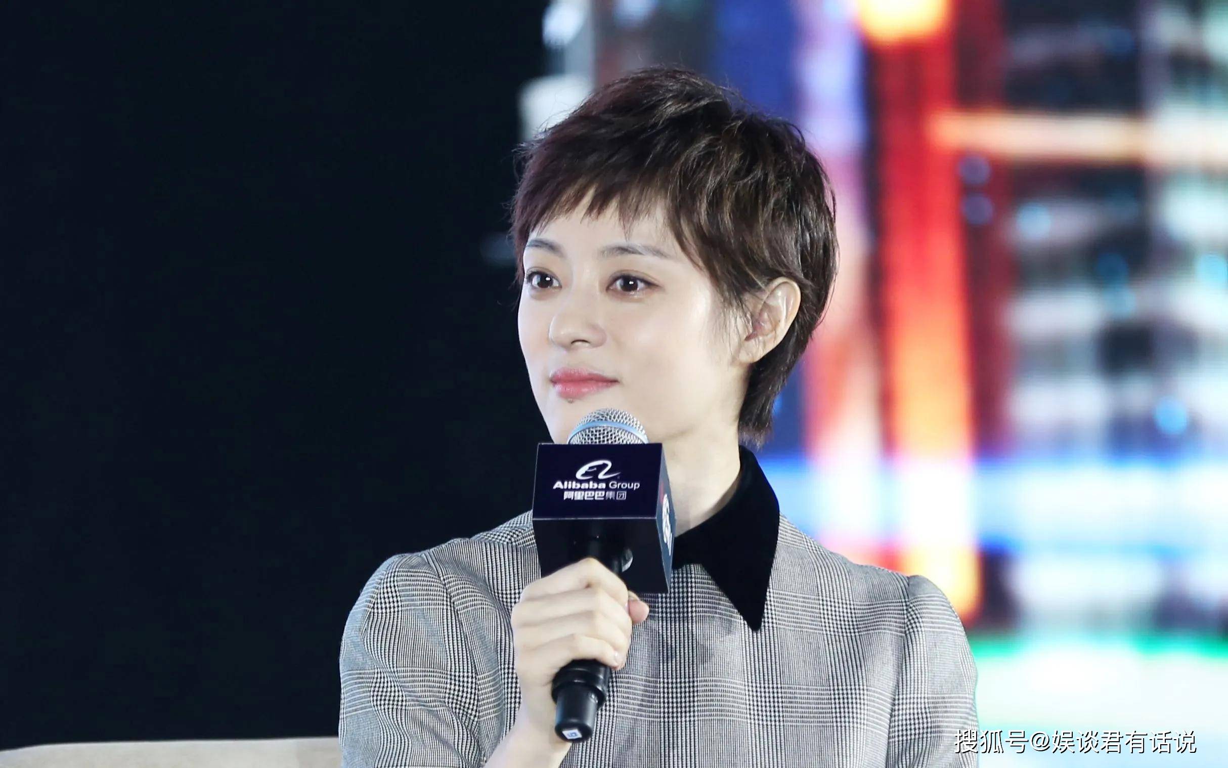 孙俪当时在香港游玩,去某家网红餐厅吃饭被老板娘认出来了,便有了这张