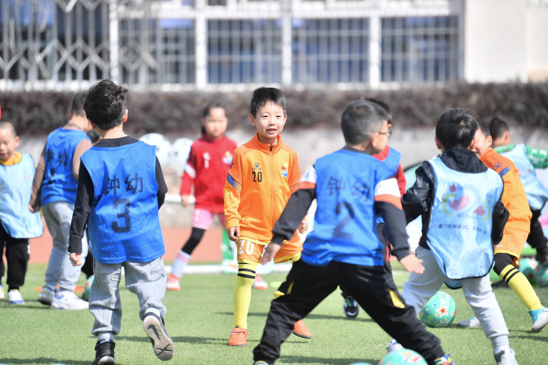 幼儿足球教育意义_幼儿园足球误区避免_幼儿园足球