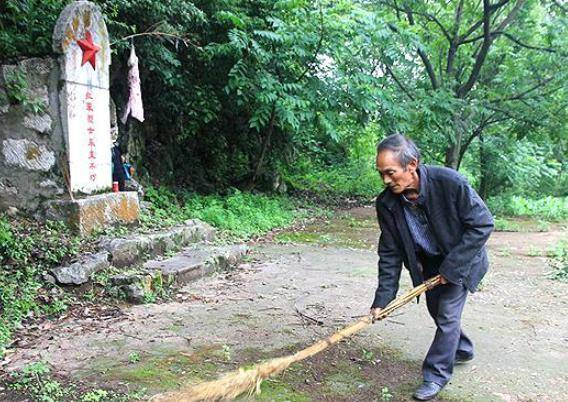 平民祖坟里的烈士墓,为承诺红军,此家族守着烈士80年,忠义之家_家人