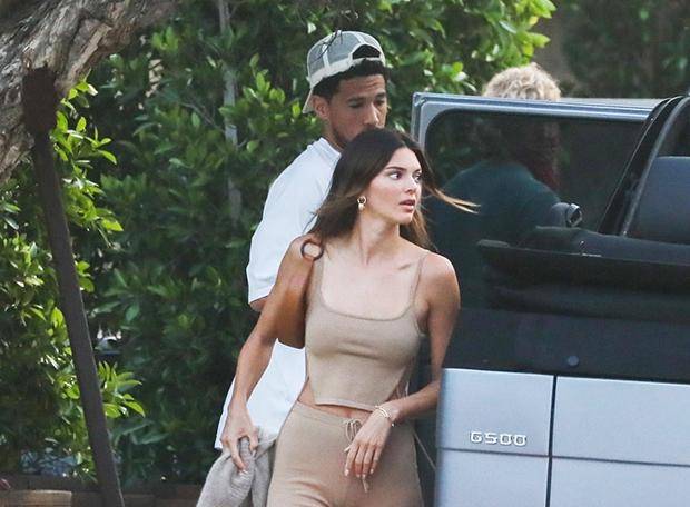 超模肯达尔詹娜现身太阳队主场,布克粉丝欣喜不已,纷纷与她合影_媒体