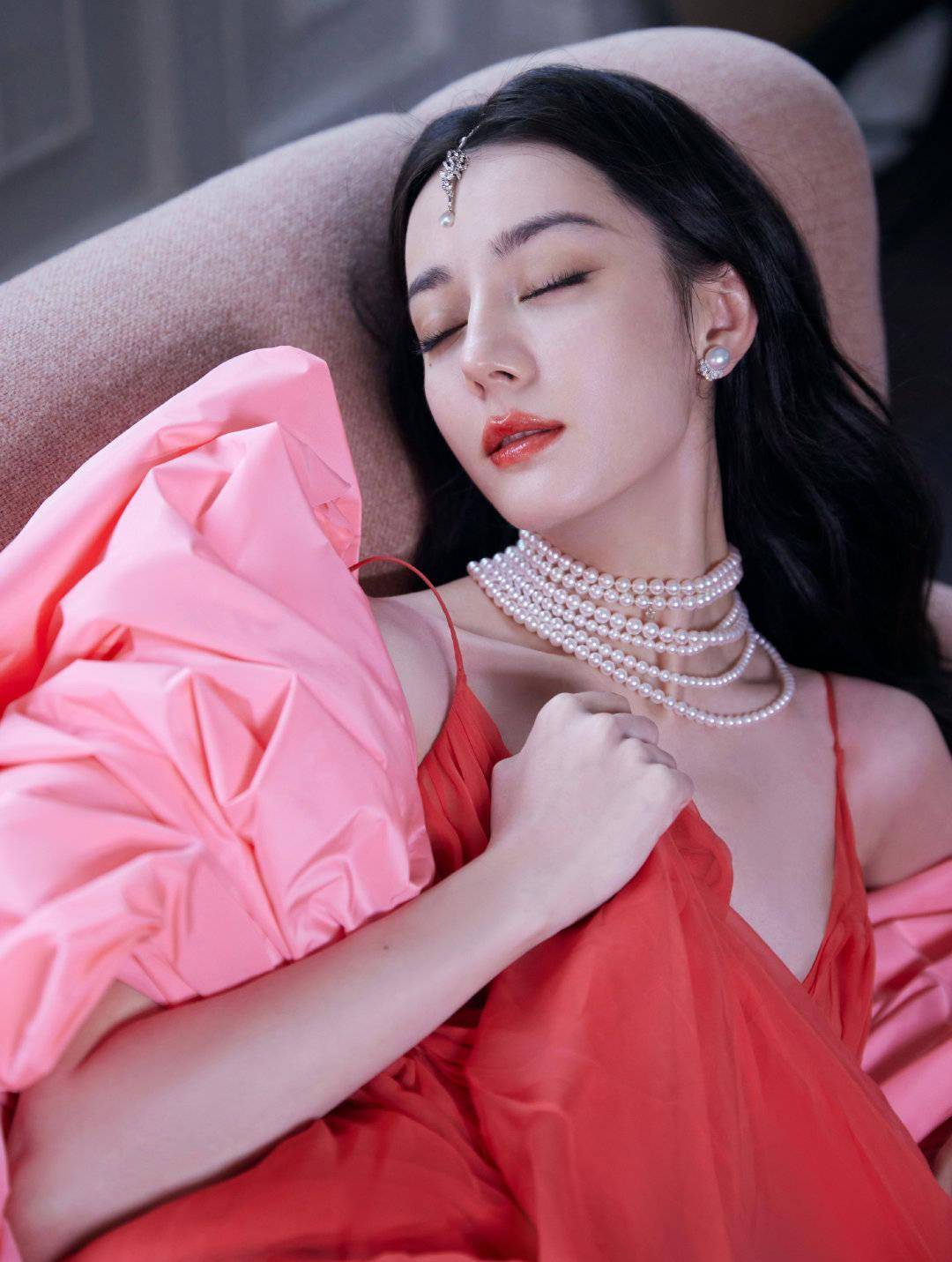 迪丽热巴的红裤太吸睛了!优雅可爱又温暖_红色_连衣裙_时尚