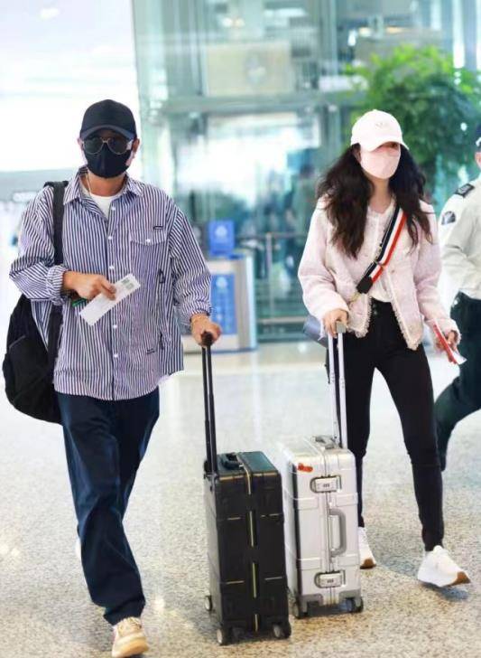 文章带女儿走机场,14岁爱马身高超爸近175,烫卷发和文章似兄妹_时尚