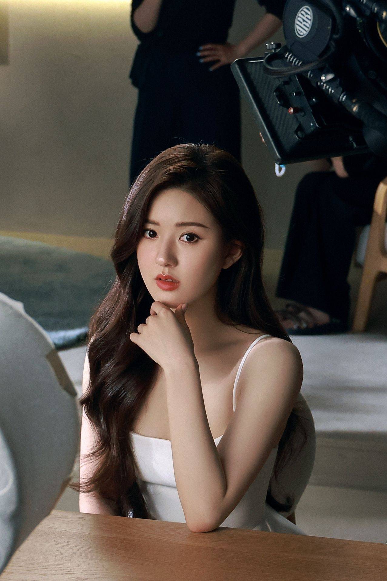 赵露思白色吊带连衣裙优雅时尚写真