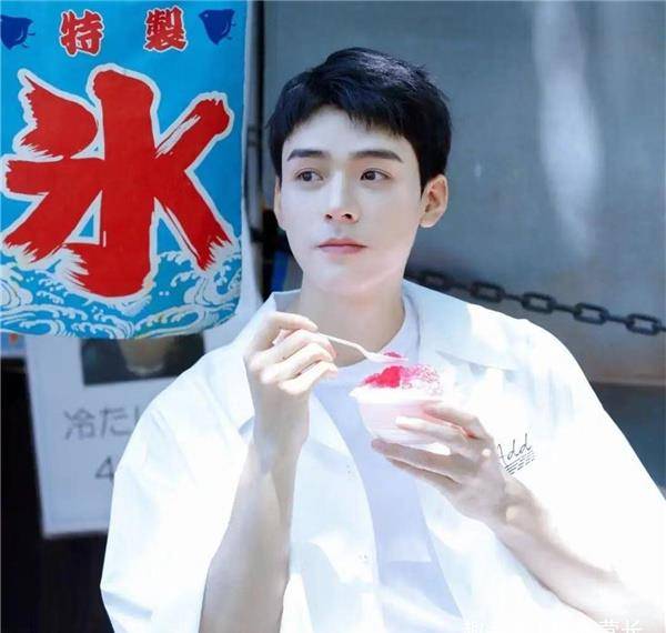 龚俊称张哲瀚有八块腹肌,不过想看可是要加钱的.