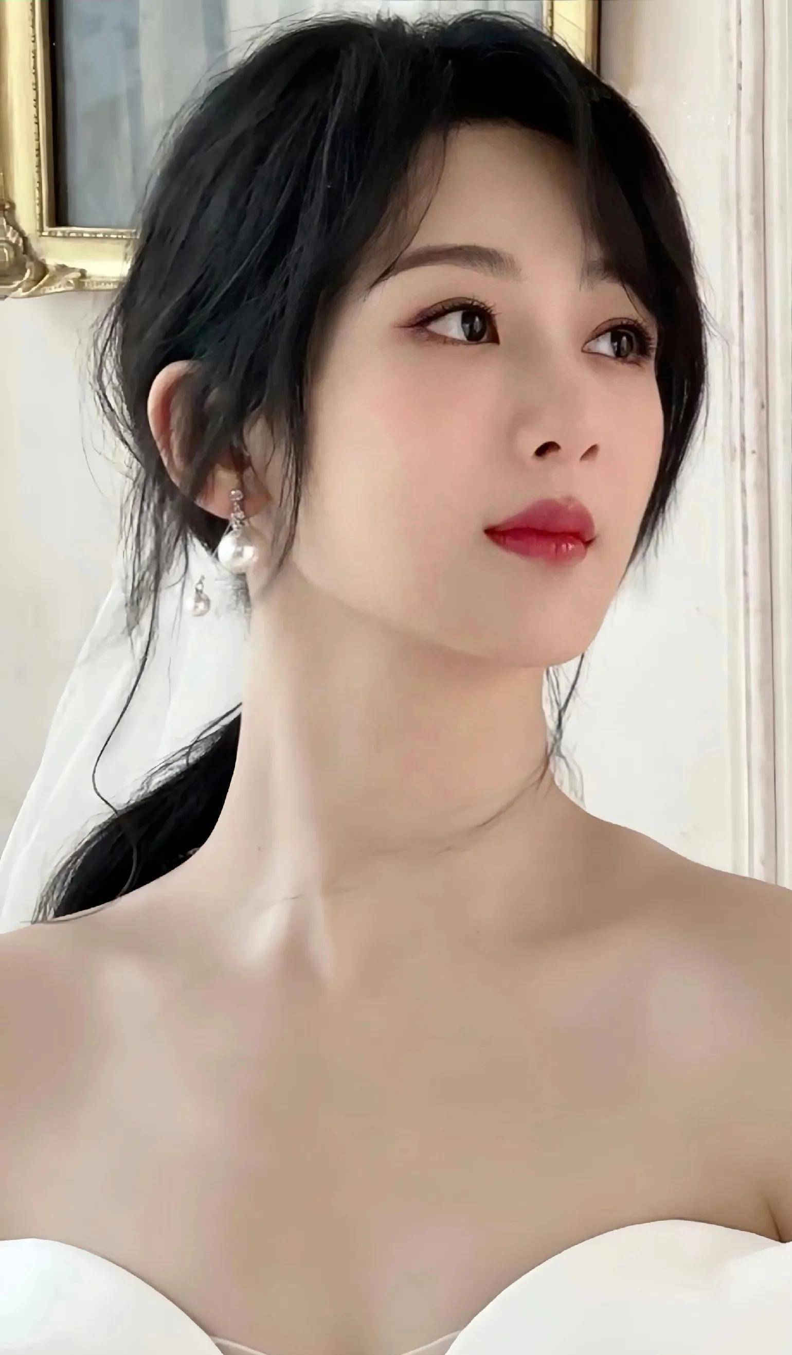 看看那天晚上坐在芭莎旁边的杨紫和迪丽热巴_连衣裙_红色_衣服