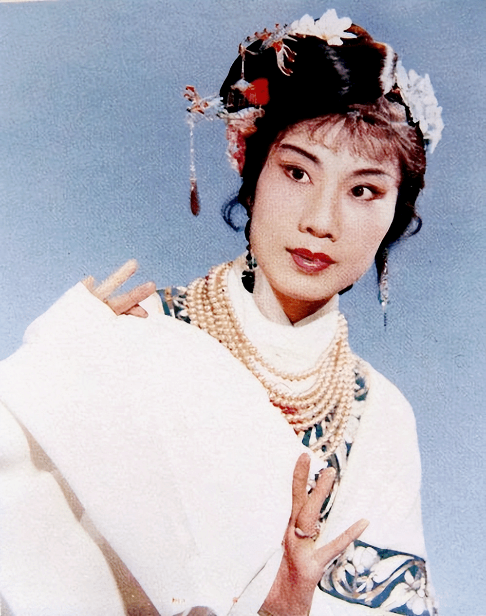 坎坷的袁雪芬:坐过7年牢,离婚后单身,一生与越剧为伴_上海_妹妹_父母