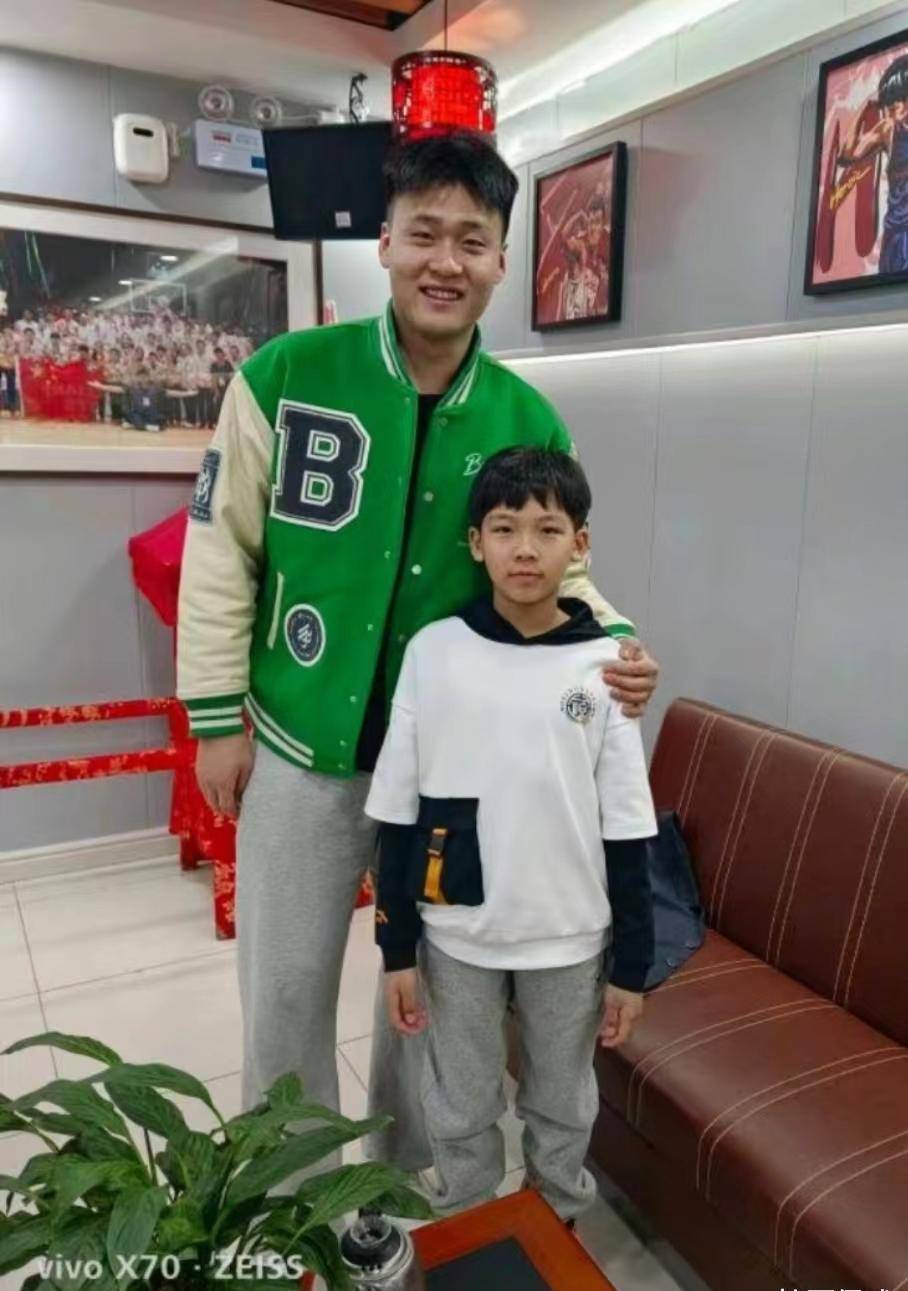 胡明轩父亲与二儿子健身!