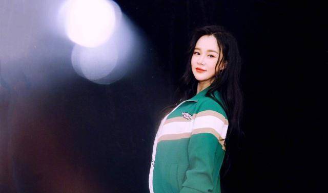 邹市明妻子冉莹颖晒美照,孕肚明显,回复网友默认三胎是女儿?