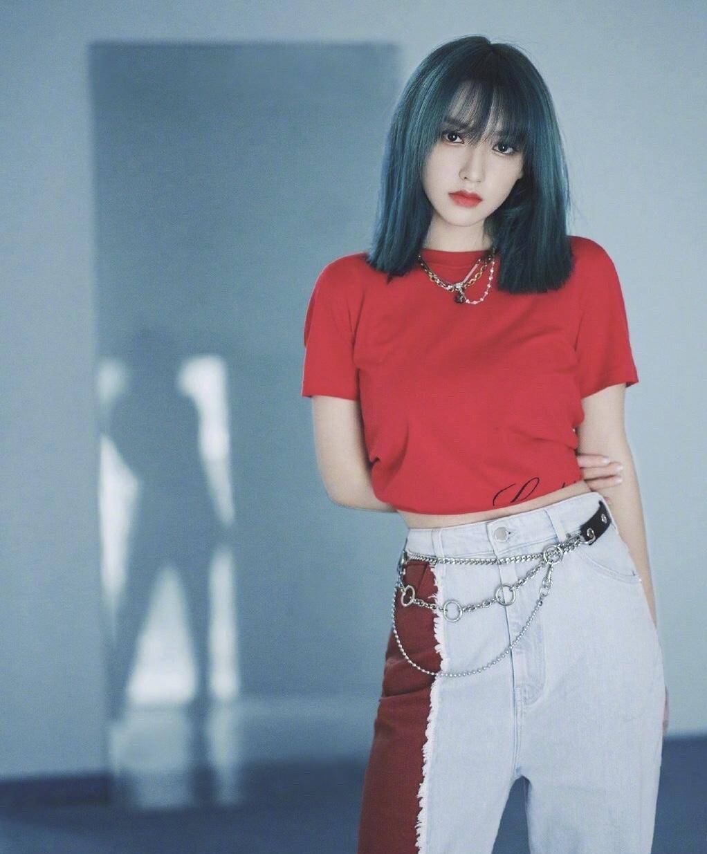 "美少女"程潇玻璃倒影大片,意外撞脸蔡徐坤?