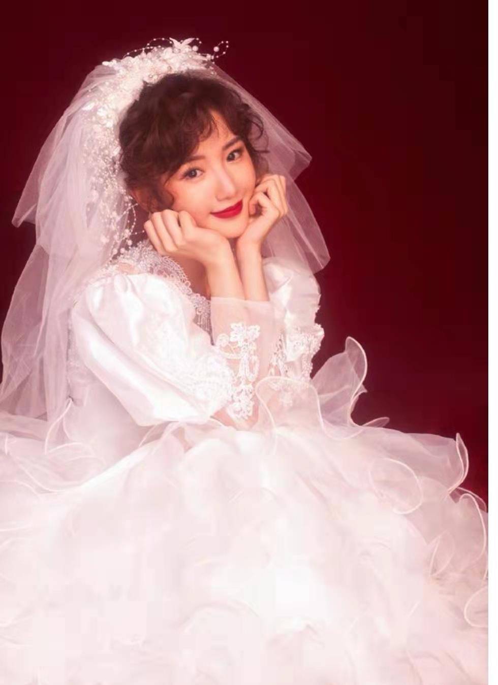 毛晓彤晒复古婚纱美出圈,被网友夸像挂历!_剧中_网络_风格