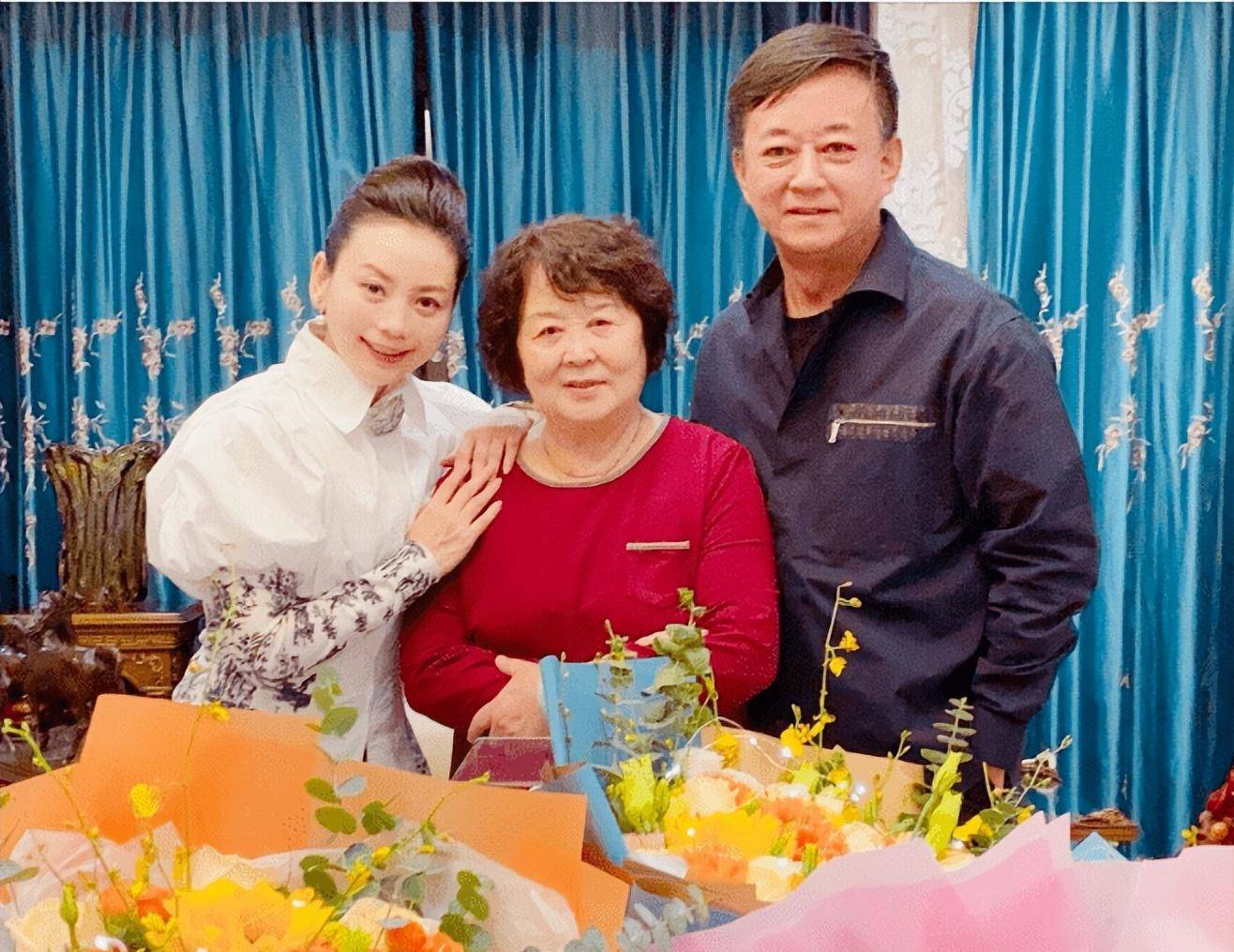 大哥老婆罕见同框周涛,梳老人发型打扮俗气,周涛依旧优雅美丽