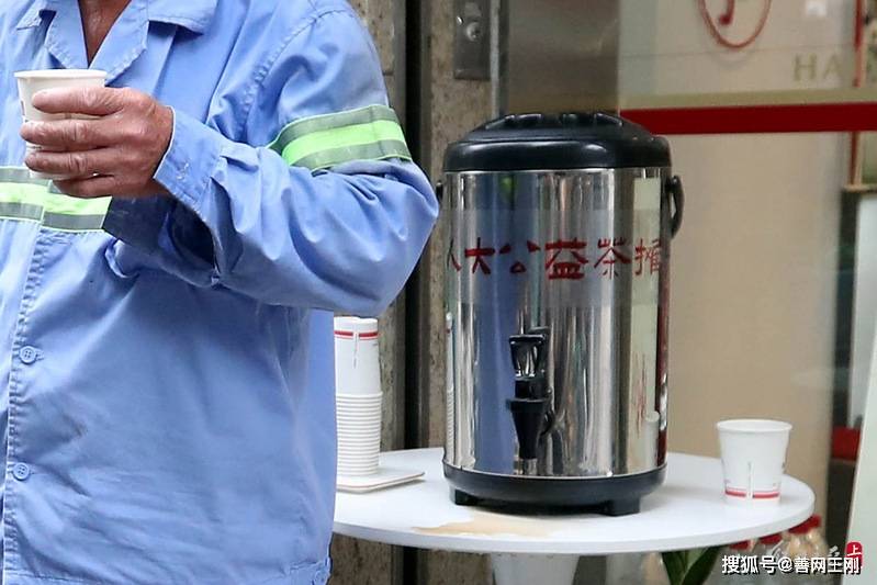 搬到门外,这个不被打扰的公益茶摊来了喝茶人_迪克_空间_小张