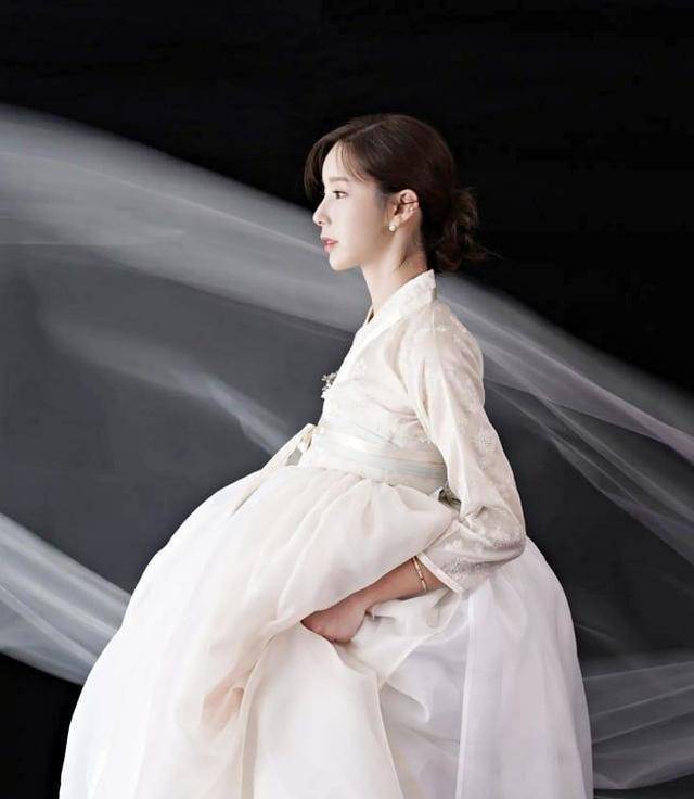 《女神降临》真人版朱静婚纱照公开!