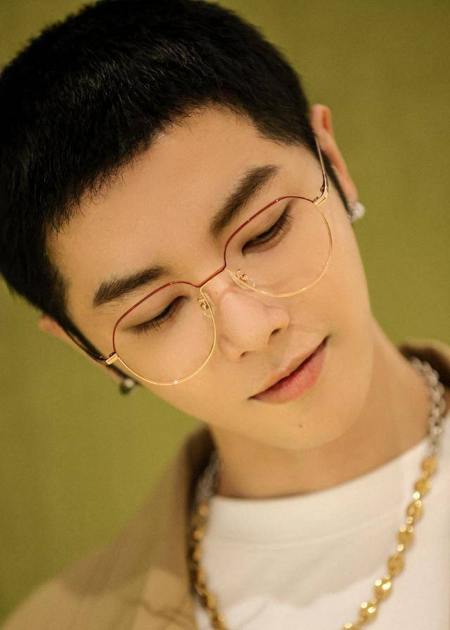 华晨宇留寸头戴金丝边框眼镜张扬帅气_绅士_鲜花_新造型