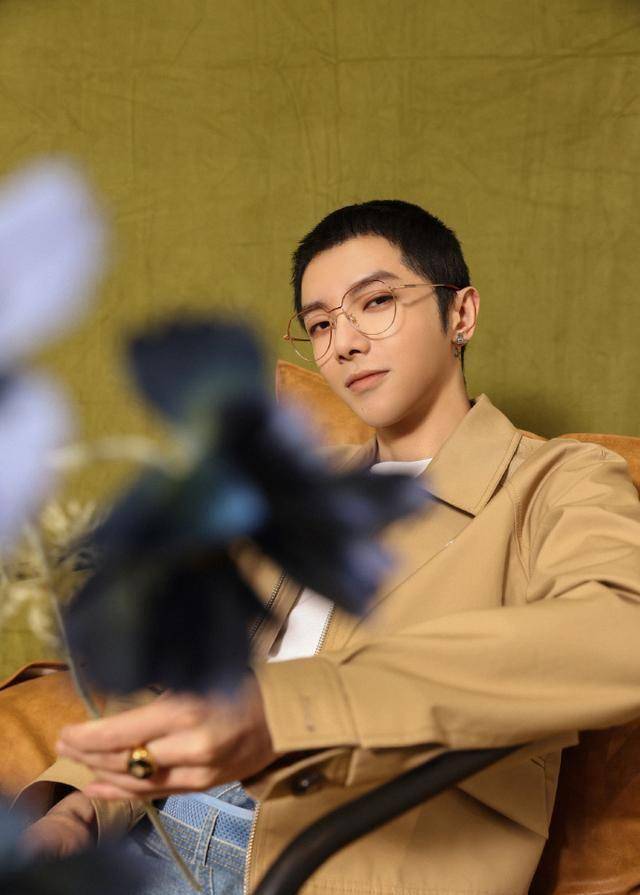 华晨宇留寸头戴金丝边框眼镜张扬帅气_绅士_鲜花_新造型