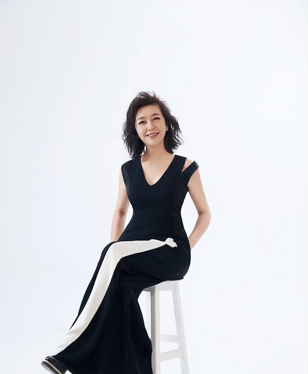 看到55岁江珊才明白:女人变老变胖并不可怕,仪态穿搭才决定气质_中年