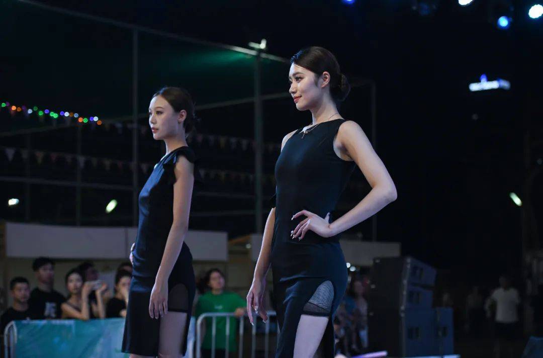 国际胸模大赛晋级赛:24位佳丽演绎千里江山图,如行走的山水画卷_比赛