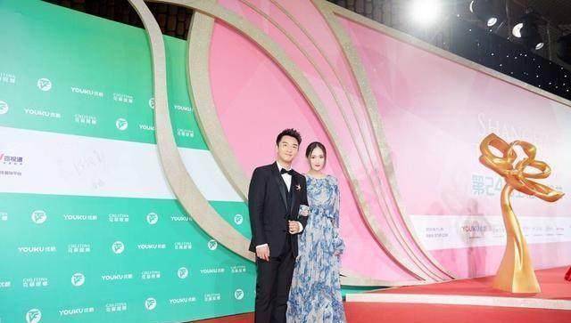 郑恺陈乔恩郎才女貌走红毯,完美搭配让人忽略一个尴尬的小细节_绅士_