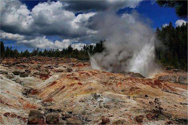 黄石公园的吸引力黄石火山公园是位于美国怀俄明州的一个著名景点