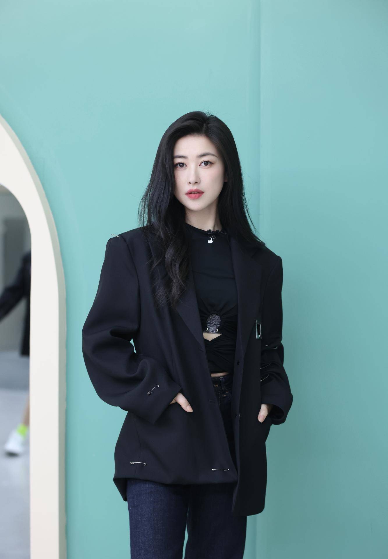 朱珠登vogue"浪姐"身着时尚古装,拥有时尚的人鱼身材_黑色_私人_曲线