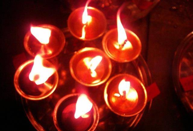 七星灯是从商周时期传下来的续命之法,又名"续命灯","招魂灯".