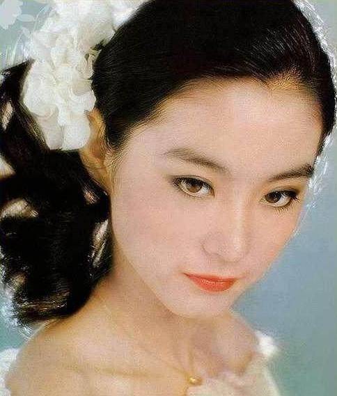 年轻时的林青霞感情虽取得了成就,但她的感情之路却