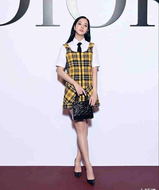 杨颖撞衫金智秀,白色短袖衬衣 黑领带,高颜值不惧33岁年龄_风格_格子