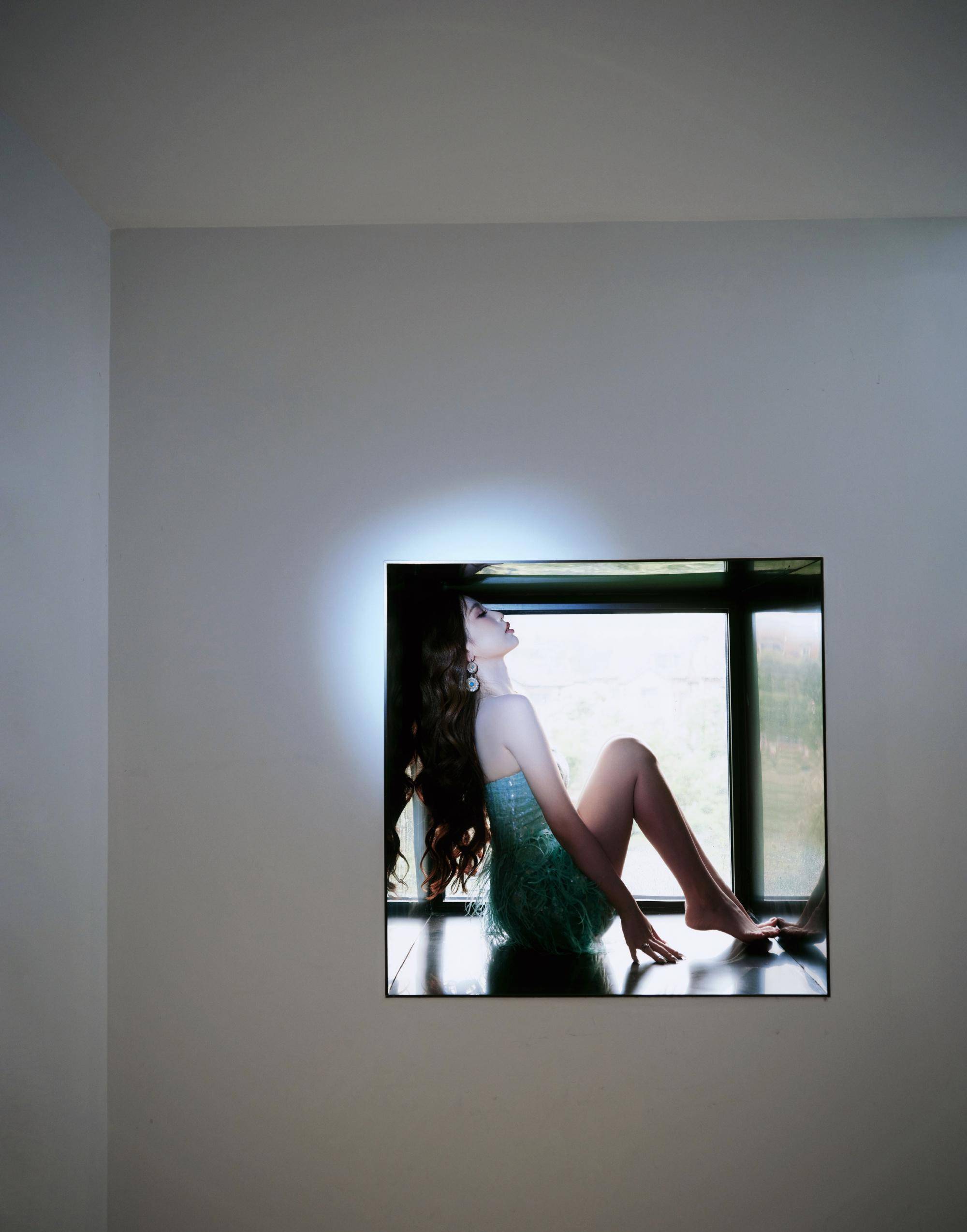 虞书欣身穿夏季俏皮装,身穿绿色水珠抹身材裙,绿色迷人,明亮又甜美