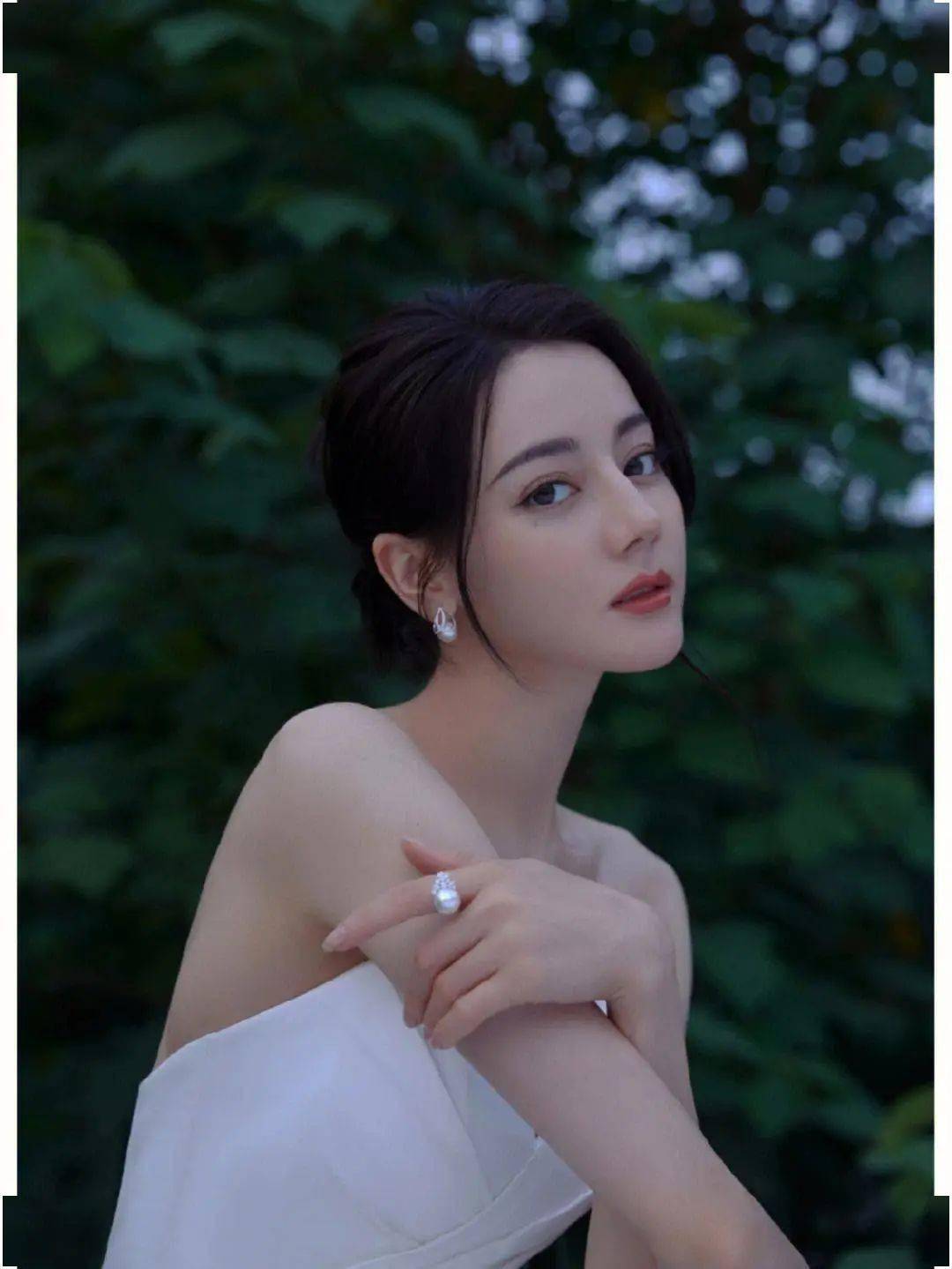 迪丽热巴机场穿着大胆,吊带装超性感,遭油腻男子咸猪手抚摸肌肤_时候