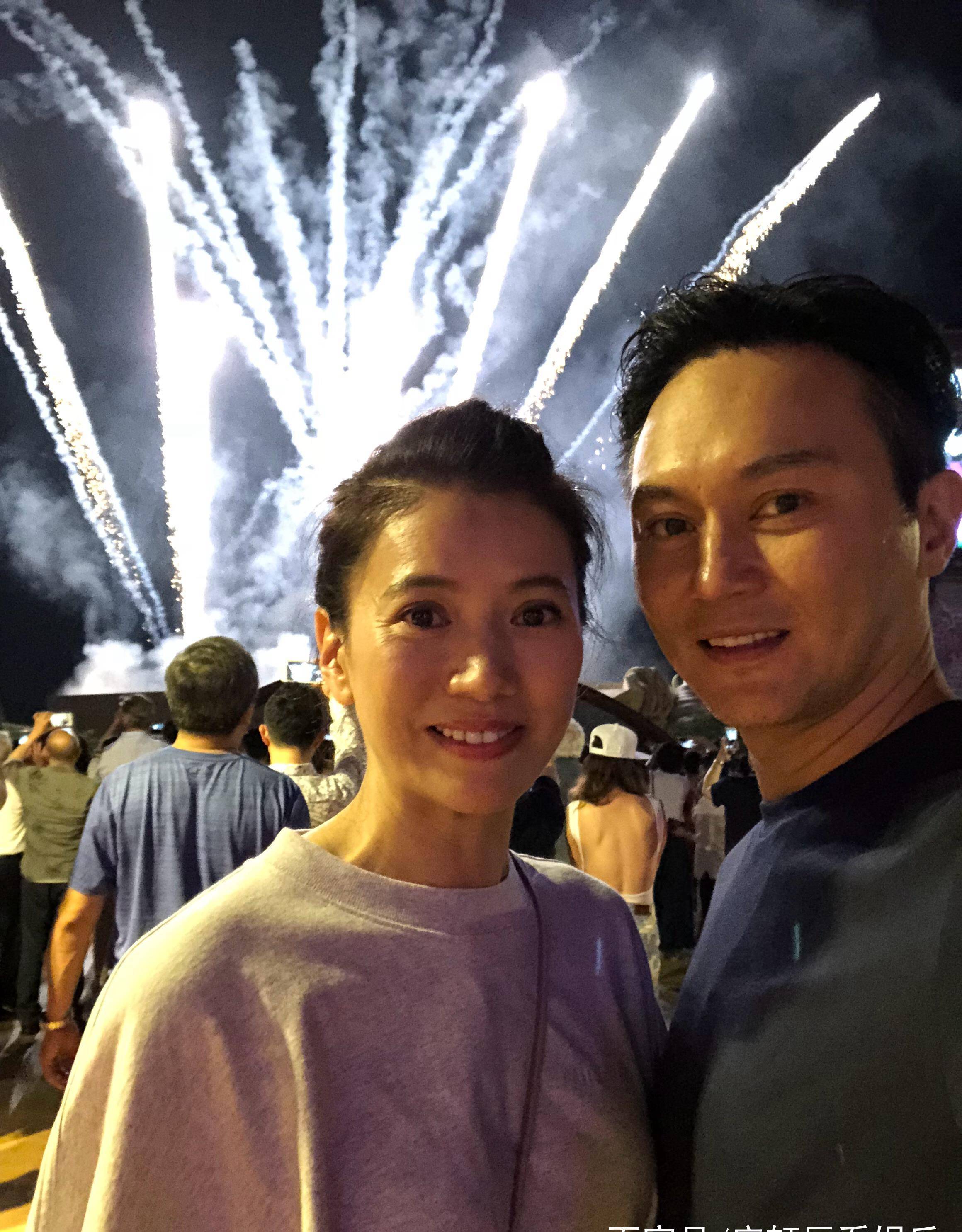 袁咏仪购完物路边等丈夫,张智霖现身接妻子回家,嫁给爱情的样子_夫妻