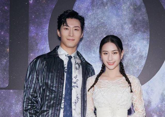 何超莲与友游苏州,搭窦骁肩膀垫脚合影身高差抢镜,二人越长越像_男