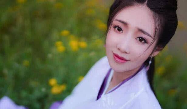 性格落落大方,谁都想有这么一位好姐姐,这位小姐姐在发型上下足了功夫