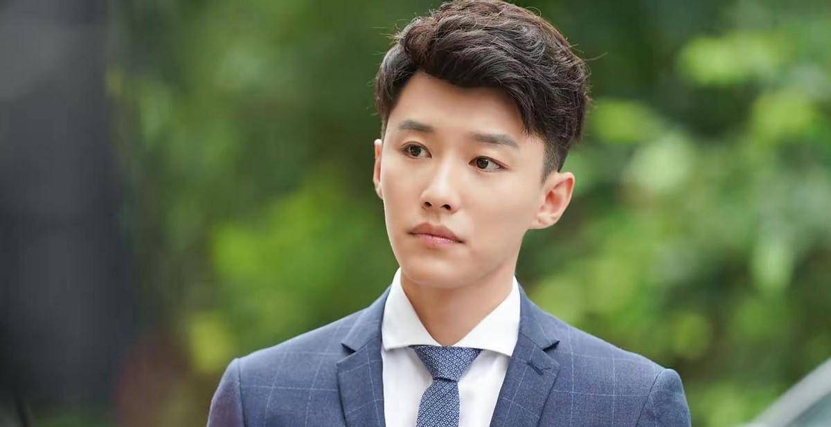 代旭:8岁登舞台,与女明星靳东合作未走红,却凭《梦华录》爆火_赵盼